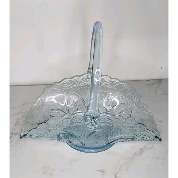 Fenton Blue Glass Basket with Handle – Daisy & Button / Starburst Pattern – - Picture 2 of 16